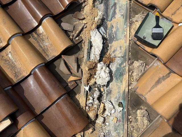 周囲の瓦を撤去